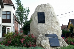 A-Jászok-köve-a-Móra-Ferenc-Általános-Iskola-előtt